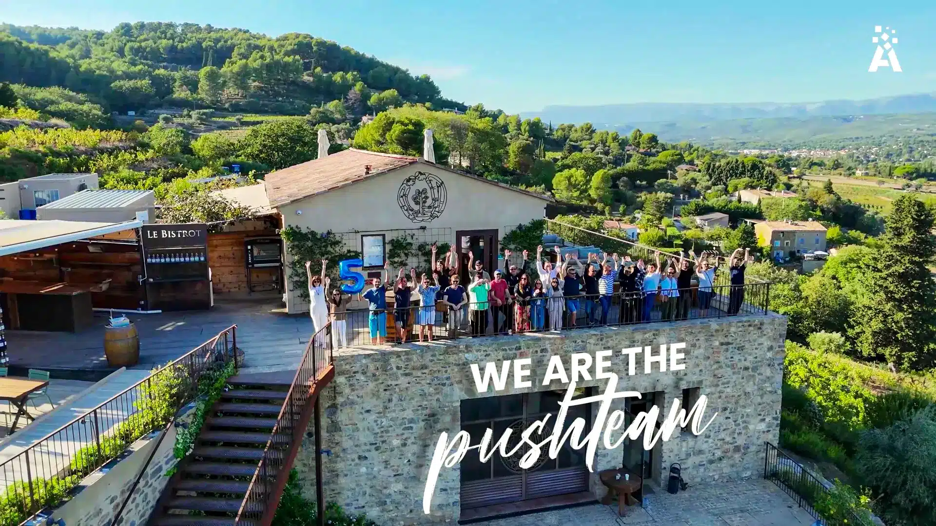 photo de groupe - la pushteam pendant un séminaire